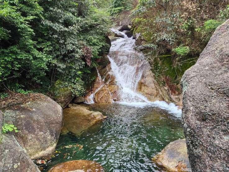 救援落湖男孩